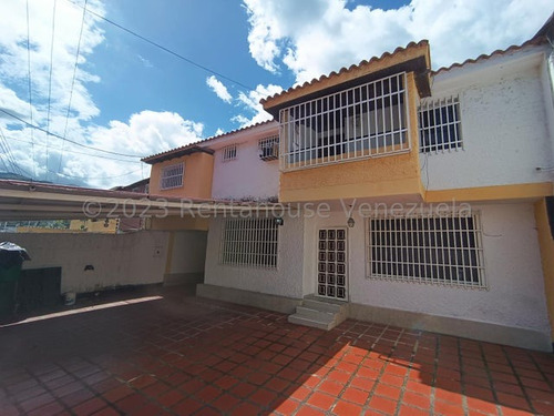 Casa En Venta En La Av. Principal De El Castaño, Maracay. 24-1490 Lln