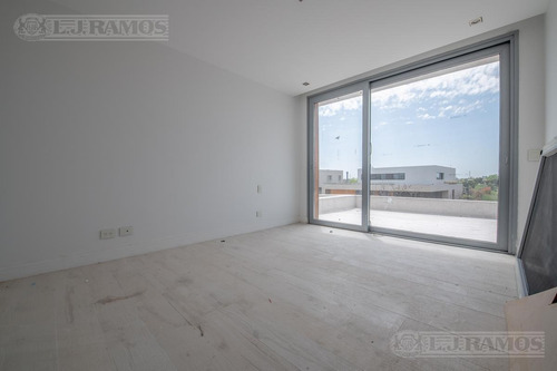 Imagen 14 de 21 de Casa En Venta En El Golf