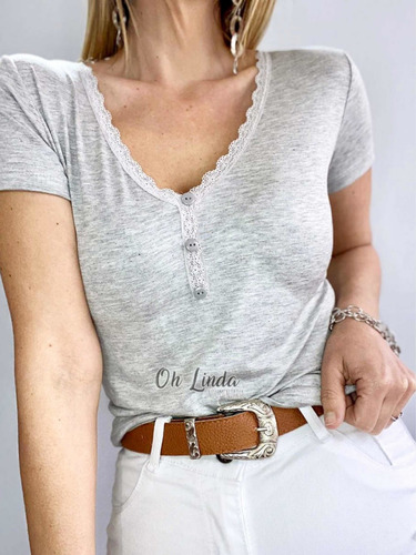 Remera De Modal Escote V Con Puntilla Y Boton Manga Corta