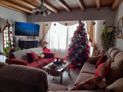 Vendo Hermosa Y Amplia Casa. Sector San José Del Valle. Frente A Supermercado Santa María