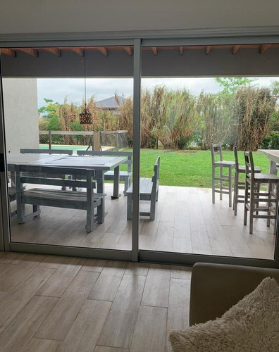 Casa En Venta 3 Dorm. En El Barrio Barbarita
