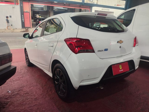 Chevrolet Onix Onix 1.4 MPFI LT 8V FLEX 4P AUTOMÁTICO
