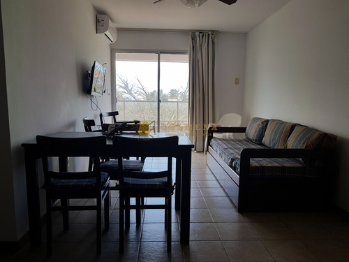 Apto Con Excelente Ubicación, A Pasos De Gorlero, Del Puerto De Punta Del Este- Ref: 4183