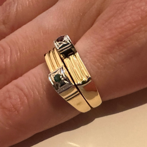 Par De Anéis Em Ouro 18k,um Com Esmeralda E Outro Comrubi. (Usado)