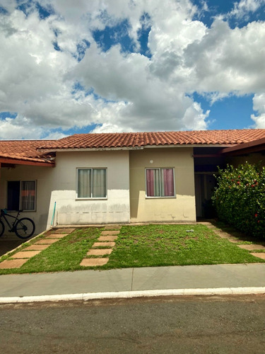 Casa Com 2 Quartos E 1 Banheiro À Venda, 200 M2