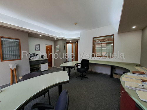 Bella Oficina En Venta Amoblada Zona Centro Calle Rivas Maracay 25-17456 Hc