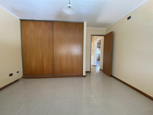 Casa De 3 Dormitorios Con Parrillero, Pileta Y Galería - Fisherton