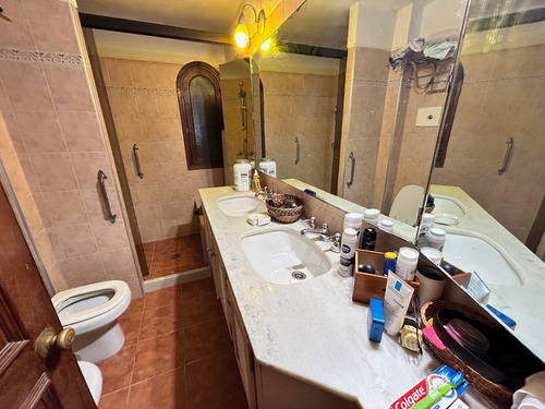 Zona De Colegios,jardines De Córdoba, Chalé De 4 Dormitorios 3 Baños, 2200m2 De Terreno Y 374 M2 Edificados, Barbacoa Integrada, Calefacción, Buena Construcción. Precio De Venta Us$ 460.000