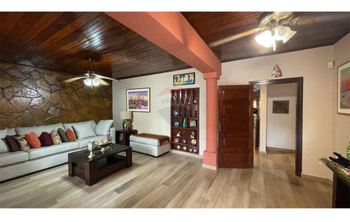 Imagen 5 de 14 de Vendo Casa En Lambaré: 5 Habitaciones Y 2 Baños.