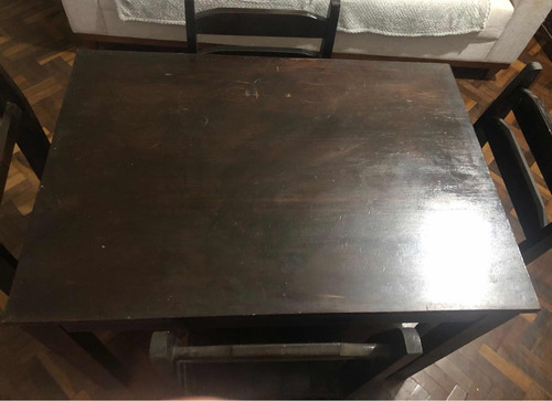 Mesa De Madera En Buen Estado Con 4 Sillas