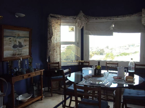 Hermosa Casa Con Vista Al Mar, En Punta Piedras 4 Dormitorios Y Dependencia ,con Piscina Y Parrillero