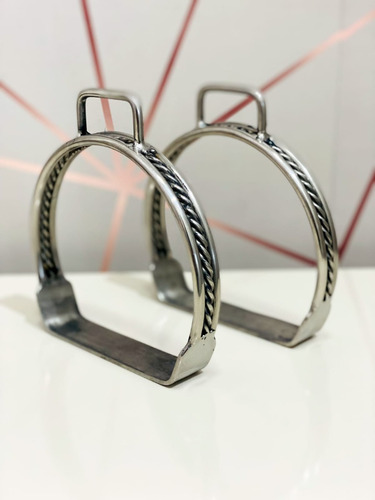 Estribo Par Em Inox Resistente Cavalo Sela Imediato Cor Prateado