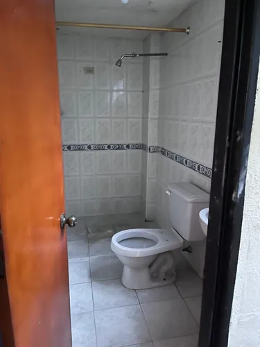 Edificio De 4 Pisos Con 3 Apartamentos Y Un Local