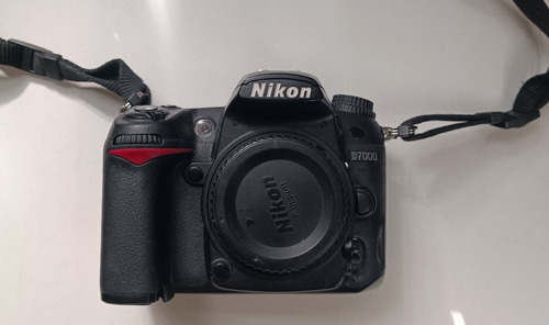  Nikon D7000 + Lente 18-55 Mm + 2 Baterías 