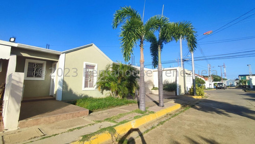 Hermosa Casa En Venta En Conjunto Privado Sector Los Perozos 24-12226 04r