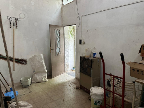 Casa De Pasillo Unico A Reciclar En Su Totalidad