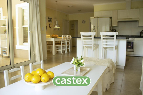 Imagen 14 de 30 de Casa De Cinco Ambientes En Venta En La Lomada