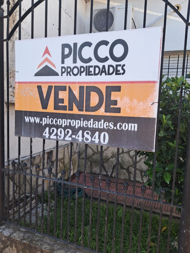Casa A Metros De Hipolito Yrigoyen Con Pileta Y Fdo!!!