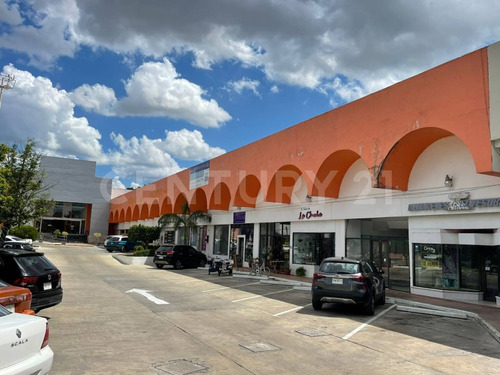 Local Comercial En Renta En Plaza Crystal, En Paseo Montejo De Mérida.