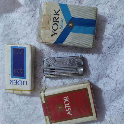 Imagen 3 de 3 de Yesqueros Antiguo Con Cajetillas De Cigarros