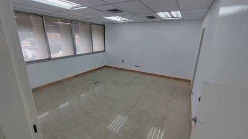 Oficina En Alquiler Con 4 Espacios Cómodos