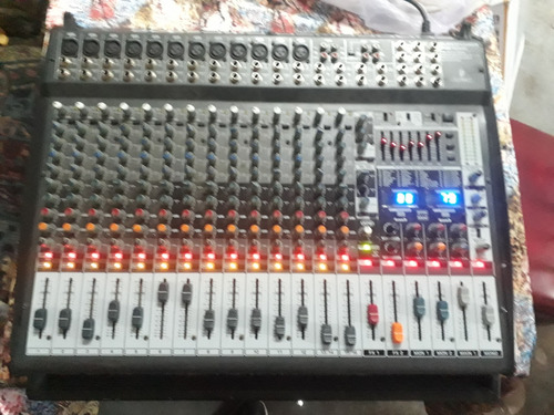 Consola Potenciada Behringer Europower Pmp6000 20 Canales (Usado)
