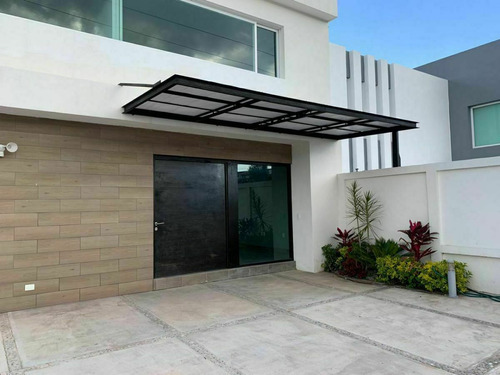 Residencia En Cumbres Del Lago, 4 Recamaras, Pasillo Lateral