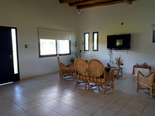 Casa En Venta - 3 Dormitorios 2 Baños - 1517mts2 - Mendoza