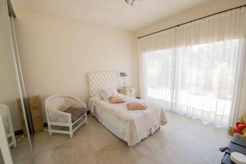 Casa De 5 Ambientes Con Dependencia De Servicio En Venta, En Martínez.