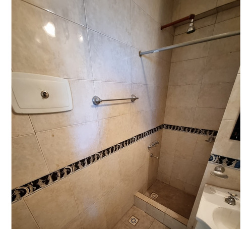 Vende Departamento 2 Amb (parte Indivisa) Con Cochera Zona Comercial Flores