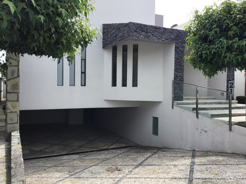 Casa En Renta En Providencia Con Recamara Principal En Planta Baja En Frente De Town Square