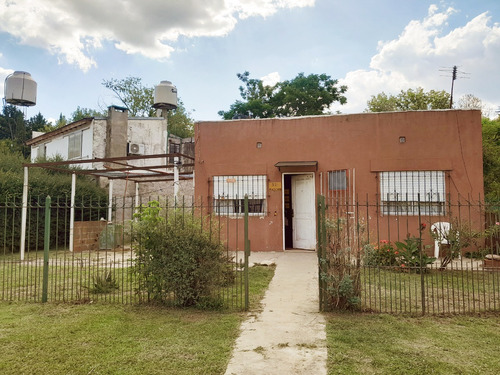 Casa 2 Dormitorios Con Jardin Y Entrada Para Auto ¡excelente Ubicacion!