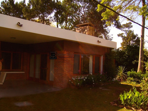 Casa Con Buenas Comodidades En Mansa A 2 Cuadras De La Playa- Ref: 1707