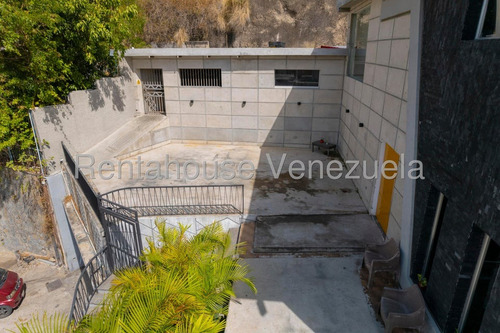 Casa Para Remodelar De Multiples Niveles En Venta Ubicada En Chaguaramos 25-17638