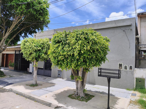 : Venta Casa En Jose Leon Suarez De 3 Ambientes Con Cochera, Quincho Y Jardín