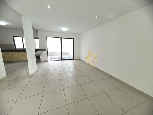 Casa En Venta En Zibata Con 3 Recámaras Y Baño Privado Cada Una