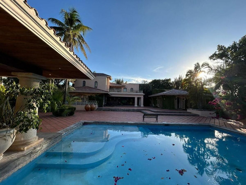 Residencia En Venta En Mérida, Col. Montecristo, Con Terreno De 6,500 M2