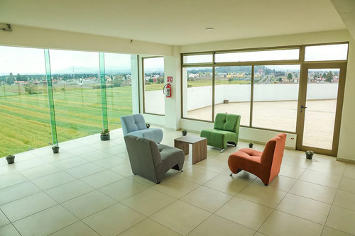 Edificio De Oficinas En Vía Principal Con Vista Panorámica