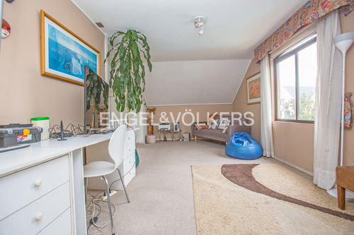 Casa En Venta San Carlos De Apoquindo, Tranquila Calle