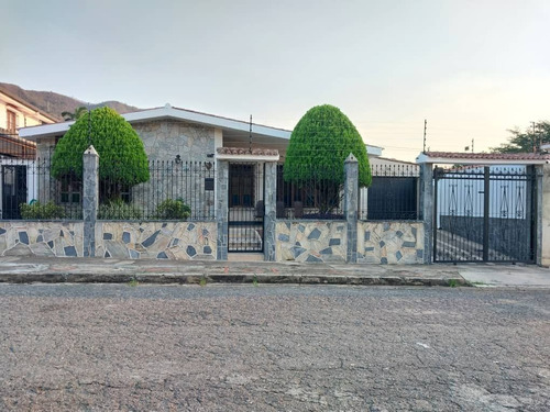 Casa Quinta En Venta  Urbanización Trigal Centro Valencia  Vmlp                 