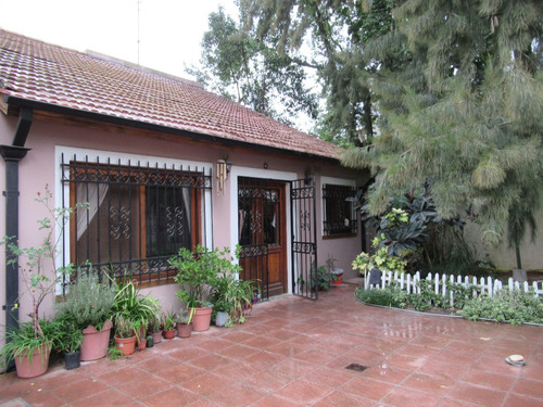 Casa De Dos Plantas Con Quincho, Departamento Al Fondo, Piscina, Jardin. Barrio Abierto La Esmeralda Pilar