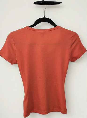 Remera Guess Mujer Coral Botones Escote Tela Rib Importada