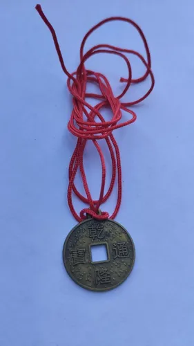 Moneda China Con Hilo Rojo