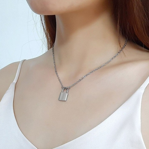 Imagem 4 de 5 de Colar Feminino Com Pingente Mini Cadeado