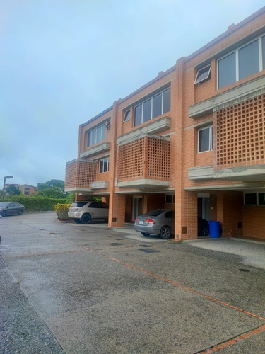 Townhouse En Venta 250m2 En Urb. Hatillo Tepuy La Unión El Hatillo