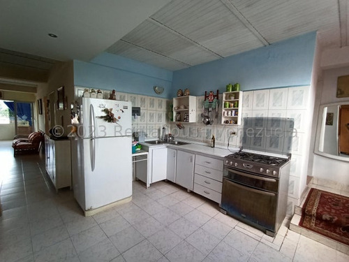 Casa En Venta De 3 Niveles La Cooperativa Maracay 25-15196 Apd
