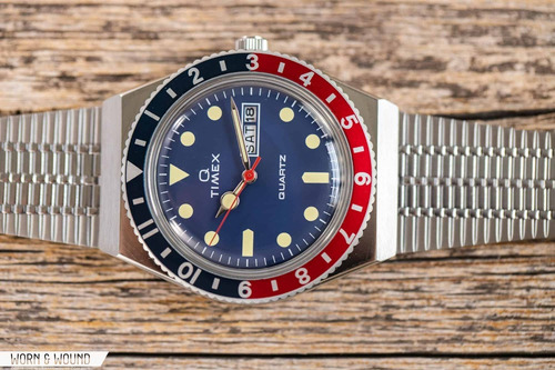 Reloj Timex Q Reissue, color de la correa: plata, color del bisel, color azul y rojo, color de fondo: azul