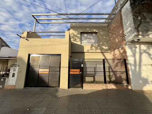 Comodisima E Impecable Casa En Munro Con Ingreso Por Dos Calles, Patio Y Terraza.