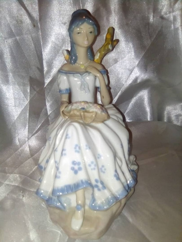 Figura De Porcelana Casades Joven Sentada Con Flores Pintada