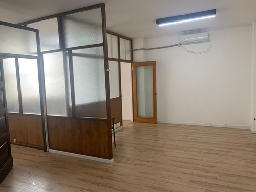Se Vende Oficina En Ciudad Vieja, Calle Zabala, A Metros De La Rambla 25 De Agosto.